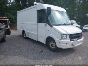  Salvage Isuzu Commercial Van