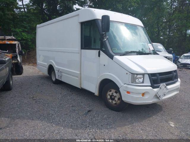  Salvage Isuzu Commercial Van