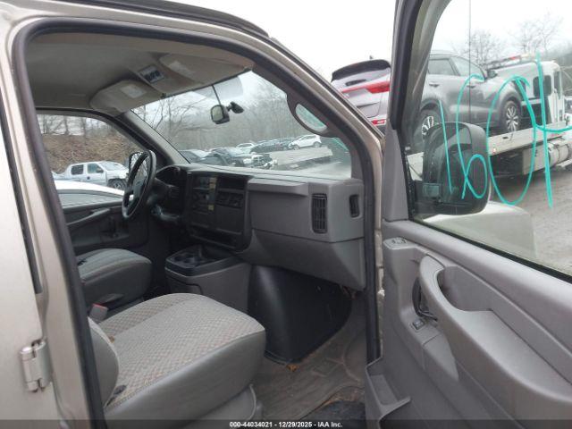 GMC Savana Standard Image 7