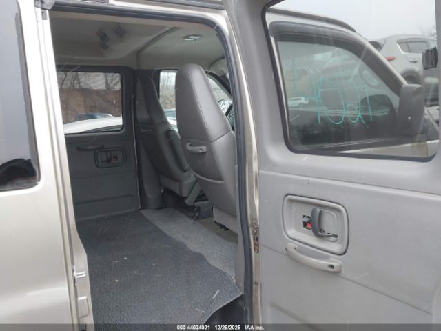 GMC Savana Standard Image 2