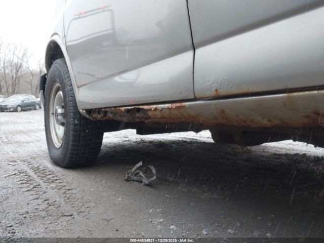 GMC Savana Standard Image 16