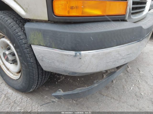 GMC Savana Standard Image 10