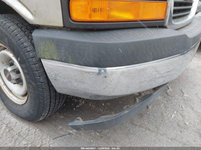 GMC Savana Standard Image 10