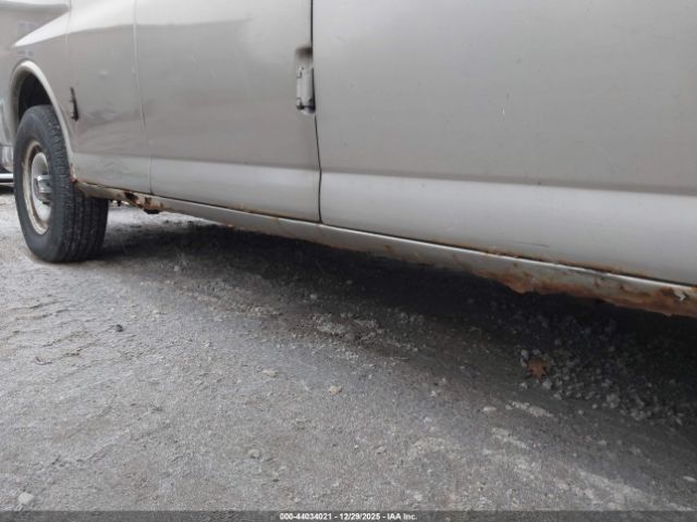 GMC Savana Standard Image 12