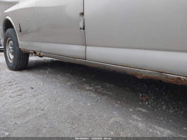 GMC Savana Standard Image 12