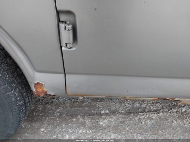 GMC Savana Standard Image 13