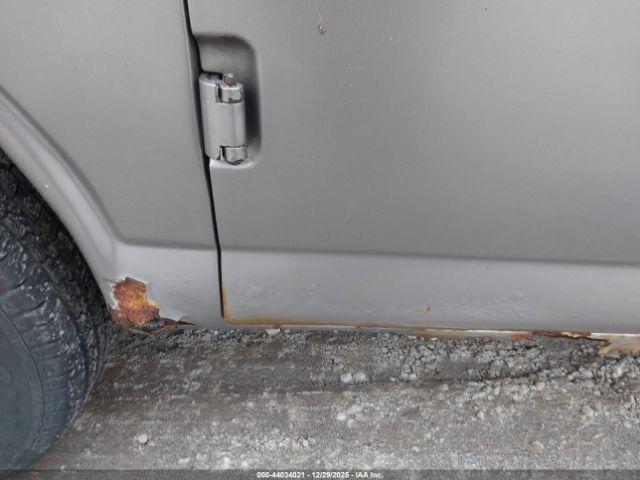 GMC Savana Standard Image 13