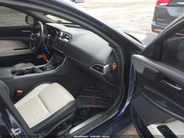 Jaguar XE 20d R-sport Image 15