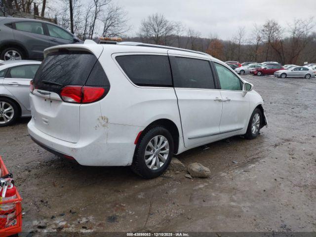 Chrysler Pacifica Touring L Image 4
