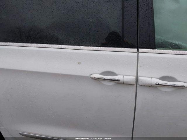 Chrysler Pacifica Touring L Image 6