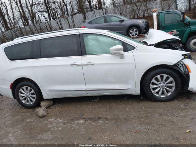 Chrysler Pacifica Touring L Image 13