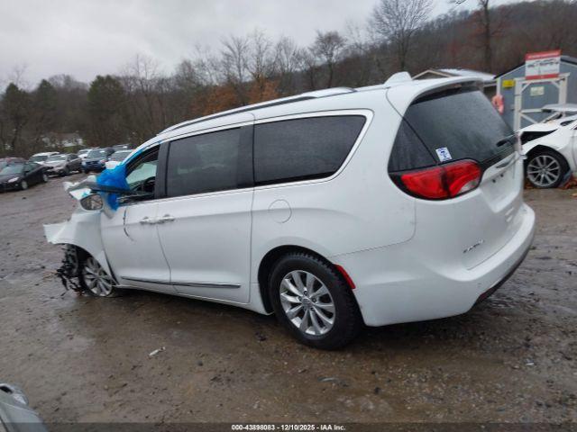 Chrysler Pacifica Touring L Image 9