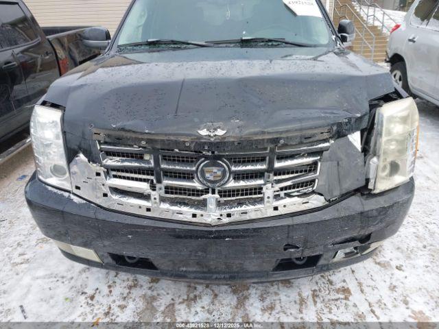 Cadillac Escalade Standard Image 12